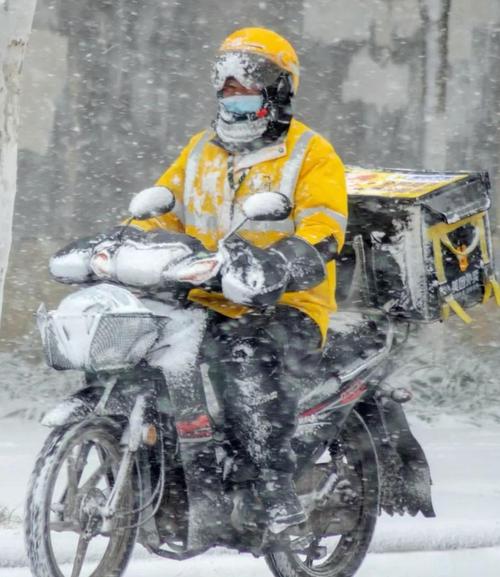 疫情中送外卖的高伟：坚守岗位克服困难，分享经历获支持